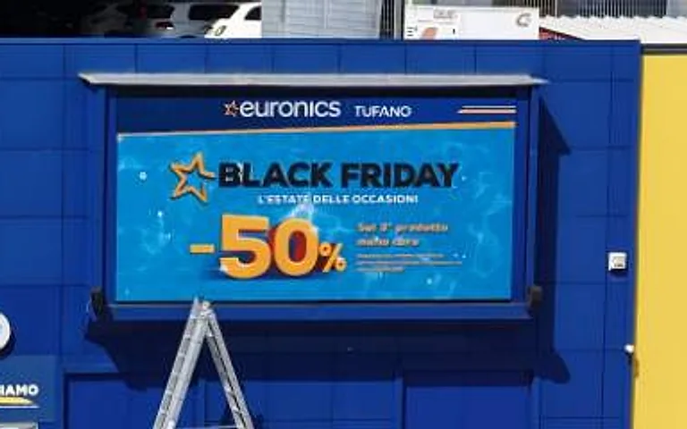 Maxischermo LED installato all'interno di un complesso commerciale per digital signage e advertising