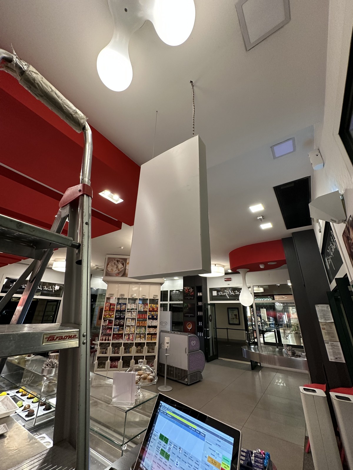 Caffetterie Illy — display sospeso da interno